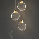 pendente prisma ledz, lustre pendente luxo dourado, pendente cristal bolhas luz, luminaria pendente pequena moderna, pendente cabeceira quarto moderno, iluminação decorativa sofisticada, pendente efeito luz estrelas, lustre pequeno dourado moderno, pendente para composição teto, luminaria luxo acrilico led, pendente com arandela combinação, iluminação moderna LEDZ