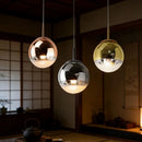 lustre pendente luxo, pendente minimalista moderno, lustre dourado espelhado, pendente rose gold, pendente prata cromado, luminária globo moderna, pendente sofisticado teto, lustre moderno LEDZ, iluminação premium decoração, pendente para mesa jantar luxo, lustre minimalista elegante, luminária teto moderna, pendente decorativo moderno, lustre globo metálico, iluminação sofisticada moderna