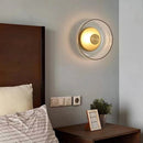 arandela italiana moderna, arandela vidro fumê, arandela âmbar luxo, arandela transparente moderna, arandela design italiano, arandela moderna sofisticada, arandela parede luxo, arandela minimalista contemporânea, iluminação indireta sofisticada, arandela moderna LEDZ, arandela quarto moderno, arandela cabeceira luxo, arandela decorativa premium
