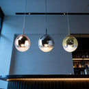lustre pendente luxo, pendente minimalista moderno, lustre dourado espelhado, pendente rose gold, pendente prata cromado, luminária globo moderna, pendente sofisticado teto, lustre moderno LEDZ, iluminação premium decoração, pendente para mesa jantar luxo, lustre minimalista elegante, luminária teto moderna, pendente decorativo moderno, lustre globo metálico, iluminação sofisticada moderna