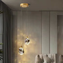 lustre pendente diamante, pendente cristal luxo, luminaria pendente moderna dourada, lustre cristal decorativo, pendente efeito luz parede, iluminação sofisticada ambiente, lustre moderno luxo led, pendente cristal geometrico, luminaria teto elegante moderna, lustre decorativo sala jantar, pendente luxo LEDZ, iluminação efeito prisma cristal