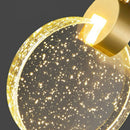 pendente prisma ledz, lustre pendente luxo dourado, pendente cristal bolhas luz, luminaria pendente pequena moderna, pendente cabeceira quarto moderno, iluminação decorativa sofisticada, pendente efeito luz estrelas, lustre pequeno dourado moderno, pendente para composição teto, luminaria luxo acrilico led, pendente com arandela combinação, iluminação moderna LEDZ