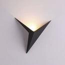 arandela moderna, arandela minimalista, arandela triangular, arandela geométrica, arandela de parede moderna, arandela LED, arandela LED integrada, arandela decorativa, arandela para sala, arandela para quarto, arandela para corredor, arandela para hall de entrada, arandela para painel de TV, arandela para cabeceira de cama, arandela preta, arandela branca, arandela dourada, arandela contemporânea, arandela estilo nórdico, arandela escandinava, iluminação de parede, iluminação decorativa, luminária de pared