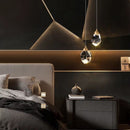 lustre pendente diamante, pendente cristal luxo, luminaria pendente moderna dourada, lustre cristal decorativo, pendente efeito luz parede, iluminação sofisticada ambiente, lustre moderno luxo led, pendente cristal geometrico, luminaria teto elegante moderna, lustre decorativo sala jantar, pendente luxo LEDZ, iluminação efeito prisma cristal