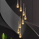 lustre para pé direito duplo, pendente para pé direito duplo, lustre pingo, pendente pingo, lustre de luxo, lustre moderno para escada, lustre para escadaria, lustre para hall de entrada, lustre para sala com pé direito duplo, pendente para escada, lustre cascata, pendente cascata, lustre dourado moderno, lustre preto moderno, lustre LED moderno, lustre alto padrão, lustre contemporâneo, lustre decorativo de luxo, iluminação para pé direito duplo, lustre para mezanino, lustre para recepção, lustre para resi