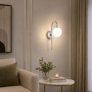 arandela, arandela de parede, arandela interna, arandela para ambiente interno, arandela moderna, arandela minimalista, arandela contemporânea, arandela clássica moderna, arandela clássico contemporânea, arandela elegante, arandela sofisticada, arandela de luxo, arandela prata, arandela prata cromado, arandela cromada, arandela cromado, arandela prata moderna, arandela cromada moderna, arandela metal cromado, arandela acabamento cromado, arandela espelhada, arandela com globo, arandela globo, arandela globo