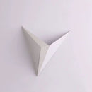 arandela moderna, arandela minimalista, arandela triangular, arandela geométrica, arandela de parede moderna, arandela LED, arandela LED integrada, arandela decorativa, arandela para sala, arandela para quarto, arandela para corredor, arandela para hall de entrada, arandela para painel de TV, arandela para cabeceira de cama, arandela preta, arandela branca, arandela dourada, arandela contemporânea, arandela estilo nórdico, arandela escandinava, iluminação de parede, iluminação decorativa, luminária de pared