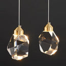 lustre pendente diamante, pendente cristal luxo, luminaria pendente moderna dourada, lustre cristal decorativo, pendente efeito luz parede, iluminação sofisticada ambiente, lustre moderno luxo led, pendente cristal geometrico, luminaria teto elegante moderna, lustre decorativo sala jantar, pendente luxo LEDZ, iluminação efeito prisma cristal