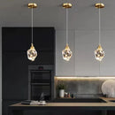 lustre pendente diamante, pendente cristal luxo, luminaria pendente moderna dourada, lustre cristal decorativo, pendente efeito luz parede, iluminação sofisticada ambiente, lustre moderno luxo led, pendente cristal geometrico, luminaria teto elegante moderna, lustre decorativo sala jantar, pendente luxo LEDZ, iluminação efeito prisma cristal