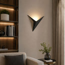 arandela moderna, arandela minimalista, arandela triangular, arandela geométrica, arandela de parede moderna, arandela LED, arandela LED integrada, arandela decorativa, arandela para sala, arandela para quarto, arandela para corredor, arandela para hall de entrada, arandela para painel de TV, arandela para cabeceira de cama, arandela preta, arandela branca, arandela dourada, arandela contemporânea, arandela estilo nórdico, arandela escandinava, iluminação de parede, iluminação decorativa, luminária de pared