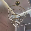 lustre para pé direito duplo, lustre moderno grande, lustre anéis LED, lustre espiral moderno, lustre contemporâneo luxo, lustre monumental moderno, lustre para escada, lustre para hall de entrada, lustre pé direito alto, lustre LED moderno, lustre minimalista luxo, lustre dourado moderno, lustre preto moderno, lustre sofisticado contemporâneo, lustre decorativo premium, lustre de luxo LED, lustre moderno para sala, lustre pendente monumental, lustre grande elegante, lustre escultural contemporâneo, lustre 