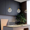 pendente prisma ledz, lustre pendente luxo dourado, pendente cristal bolhas luz, luminaria pendente pequena moderna, pendente cabeceira quarto moderno, iluminação decorativa sofisticada, pendente efeito luz estrelas, lustre pequeno dourado moderno, pendente para composição teto, luminaria luxo acrilico led, pendente com arandela combinação, iluminação moderna LEDZ