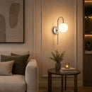 arandela, arandela de parede, arandela interna, arandela para ambiente interno, arandela moderna, arandela minimalista, arandela contemporânea, arandela clássica moderna, arandela clássico contemporânea, arandela elegante, arandela sofisticada, arandela de luxo, arandela prata, arandela prata cromado, arandela cromada, arandela cromado, arandela prata moderna, arandela cromada moderna, arandela metal cromado, arandela acabamento cromado, arandela espelhada, arandela com globo, arandela globo, arandela globo