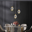lustre pendente diamante, pendente cristal luxo, luminaria pendente moderna dourada, lustre cristal decorativo, pendente efeito luz parede, iluminação sofisticada ambiente, lustre moderno luxo led, pendente cristal geometrico, luminaria teto elegante moderna, lustre decorativo sala jantar, pendente luxo LEDZ, iluminação efeito prisma cristal