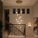 lustre para pé direito duplo, pendente para pé direito duplo, lustre pingo, pendente pingo, lustre de luxo, lustre moderno para escada, lustre para escadaria, lustre para hall de entrada, lustre para sala com pé direito duplo, pendente para escada, lustre cascata, pendente cascata, lustre dourado moderno, lustre preto moderno, lustre LED moderno, lustre alto padrão, lustre contemporâneo, lustre decorativo de luxo, iluminação para pé direito duplo, lustre para mezanino, lustre para recepção, lustre para resi