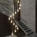 lustre para pé direito duplo, pendente para pé direito duplo, lustre pingo, pendente pingo, lustre de luxo, lustre moderno para escada, lustre para escadaria, lustre para hall de entrada, lustre para sala com pé direito duplo, pendente para escada, lustre cascata, pendente cascata, lustre dourado moderno, lustre preto moderno, lustre LED moderno, lustre alto padrão, lustre contemporâneo, lustre decorativo de luxo, iluminação para pé direito duplo, lustre para mezanino, lustre para recepção, lustre para resi