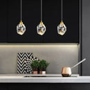 lustre pendente diamante, pendente cristal luxo, luminaria pendente moderna dourada, lustre cristal decorativo, pendente efeito luz parede, iluminação sofisticada ambiente, lustre moderno luxo led, pendente cristal geometrico, luminaria teto elegante moderna, lustre decorativo sala jantar, pendente luxo LEDZ, iluminação efeito prisma cristal