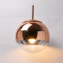 lustre pendente luxo, pendente minimalista moderno, lustre dourado espelhado, pendente rose gold, pendente prata cromado, luminária globo moderna, pendente sofisticado teto, lustre moderno LEDZ, iluminação premium decoração, pendente para mesa jantar luxo, lustre minimalista elegante, luminária teto moderna, pendente decorativo moderno, lustre globo metálico, iluminação sofisticada moderna