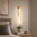 arandela minimalista, arandela moderna, arandela de parede, arandela LED, arandela decorativa, arandela nórdica, arandela escandinava, arandela para quarto, arandela para cabeceira, arandela para sala, arandela para corredor, arandela para lavabo, arandela para painel de TV, arandela vertical, arandela preta, arandela dourada, arandela dourado fosco, arandela ocre, arandela contemporânea, luminária de parede LED, luminária minimalista, luminária decorativa, iluminação indireta, iluminação de parede, ilumina