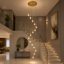 lustre para pé direito duplo, pendente para pé direito duplo, lustre pingo, pendente pingo, lustre de luxo, lustre moderno para escada, lustre para escadaria, lustre para hall de entrada, lustre para sala com pé direito duplo, pendente para escada, lustre cascata, pendente cascata, lustre dourado moderno, lustre preto moderno, lustre LED moderno, lustre alto padrão, lustre contemporâneo, lustre decorativo de luxo, iluminação para pé direito duplo, lustre para mezanino, lustre para recepção, lustre para resi