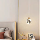 lustre pendente diamante, pendente cristal luxo, luminaria pendente moderna dourada, lustre cristal decorativo, pendente efeito luz parede, iluminação sofisticada ambiente, lustre moderno luxo led, pendente cristal geometrico, luminaria teto elegante moderna, lustre decorativo sala jantar, pendente luxo LEDZ, iluminação efeito prisma cristal