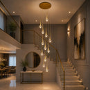 lustre para pé direito duplo, pendente para pé direito duplo, lustre pingo, pendente pingo, lustre de luxo, lustre moderno para escada, lustre para escadaria, lustre para hall de entrada, lustre para sala com pé direito duplo, pendente para escada, lustre cascata, pendente cascata, lustre dourado moderno, lustre preto moderno, lustre LED moderno, lustre alto padrão, lustre contemporâneo, lustre decorativo de luxo, iluminação para pé direito duplo, lustre para mezanino, lustre para recepção, lustre para resi