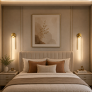arandela minimalista, arandela moderna, arandela de parede, arandela LED, arandela decorativa, arandela nórdica, arandela escandinava, arandela para quarto, arandela para cabeceira, arandela para sala, arandela para corredor, arandela para lavabo, arandela para painel de TV, arandela vertical, arandela preta, arandela dourada, arandela dourado fosco, arandela ocre, arandela contemporânea, luminária de parede LED, luminária minimalista, luminária decorativa, iluminação indireta, iluminação de parede, ilumina