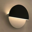 arandela de parede, arandela de parede interna, arandela minimalista, arandela moderna, arandela rotacionável, arandela 360 graus, arandela giratória, arandela circular, arandela meia lua, arandela LED, arandela LED integrada, arandela de parede LED, arandela preta, arandela efeito madeira, arandela amadeirada, arandela decorativa, arandela iluminação indireta, arandela para quarto, arandela para cabeceira, arandela para sala, arandela para corredor, arandela para hall de entrada, arandela para sala de esta