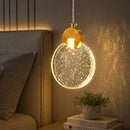 pendente prisma ledz, lustre pendente luxo dourado, pendente cristal bolhas luz, luminaria pendente pequena moderna, pendente cabeceira quarto moderno, iluminação decorativa sofisticada, pendente efeito luz estrelas, lustre pequeno dourado moderno, pendente para composição teto, luminaria luxo acrilico led, pendente com arandela combinação, iluminação moderna LEDZ
