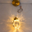 lustre pendente diamante, pendente cristal luxo, luminaria pendente moderna dourada, lustre cristal decorativo, pendente efeito luz parede, iluminação sofisticada ambiente, lustre moderno luxo led, pendente cristal geometrico, luminaria teto elegante moderna, lustre decorativo sala jantar, pendente luxo LEDZ, iluminação efeito prisma cristal