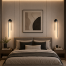 arandela minimalista, arandela moderna, arandela de parede, arandela LED, arandela decorativa, arandela nórdica, arandela escandinava, arandela para quarto, arandela para cabeceira, arandela para sala, arandela para corredor, arandela para lavabo, arandela para painel de TV, arandela vertical, arandela preta, arandela dourada, arandela dourado fosco, arandela ocre, arandela contemporânea, luminária de parede LED, luminária minimalista, luminária decorativa, iluminação indireta, iluminação de parede, ilumina