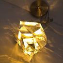 lustre pendente diamante, pendente cristal luxo, luminaria pendente moderna dourada, lustre cristal decorativo, pendente efeito luz parede, iluminação sofisticada ambiente, lustre moderno luxo led, pendente cristal geometrico, luminaria teto elegante moderna, lustre decorativo sala jantar, pendente luxo LEDZ, iluminação efeito prisma cristal