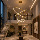 lustre para pé direito duplo, lustre moderno grande, lustre anéis LED, lustre espiral moderno, lustre contemporâneo luxo, lustre monumental moderno, lustre para escada, lustre para hall de entrada, lustre pé direito alto, lustre LED moderno, lustre minimalista luxo, lustre dourado moderno, lustre preto moderno, lustre sofisticado contemporâneo, lustre decorativo premium, lustre de luxo LED, lustre moderno para sala, lustre pendente monumental, lustre grande elegante, lustre escultural contemporâneo, lustre 
