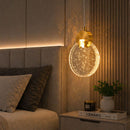 pendente prisma ledz, lustre pendente luxo dourado, pendente cristal bolhas luz, luminaria pendente pequena moderna, pendente cabeceira quarto moderno, iluminação decorativa sofisticada, pendente efeito luz estrelas, lustre pequeno dourado moderno, pendente para composição teto, luminaria luxo acrilico led, pendente com arandela combinação, iluminação moderna LEDZ