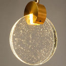 pendente prisma ledz, lustre pendente luxo dourado, pendente cristal bolhas luz, luminaria pendente pequena moderna, pendente cabeceira quarto moderno, iluminação decorativa sofisticada, pendente efeito luz estrelas, lustre pequeno dourado moderno, pendente para composição teto, luminaria luxo acrilico led, pendente com arandela combinação, iluminação moderna LEDZ
