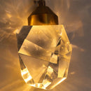 lustre pendente diamante, pendente cristal luxo, luminaria pendente moderna dourada, lustre cristal decorativo, pendente efeito luz parede, iluminação sofisticada ambiente, lustre moderno luxo led, pendente cristal geometrico, luminaria teto elegante moderna, lustre decorativo sala jantar, pendente luxo LEDZ, iluminação efeito prisma cristal