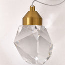 lustre pendente diamante, pendente cristal luxo, luminaria pendente moderna dourada, lustre cristal decorativo, pendente efeito luz parede, iluminação sofisticada ambiente, lustre moderno luxo led, pendente cristal geometrico, luminaria teto elegante moderna, lustre decorativo sala jantar, pendente luxo LEDZ, iluminação efeito prisma cristal