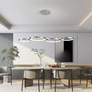 lustre pendente moderno, pendente orgânico, lustre orgânico moderno, pendente linear moderno, lustre linear para mesa de jantar, pendente para mesa de jantar, lustre minimalista, pendente minimalista, lustre dourado moderno, lustre preto moderno, lustre prata cromado, pendente dourado premium, lustre para sala de jantar moderna, iluminação para mesa de jantar, pendente para bancada gourmet, lustre LED moderno, lustre contemporâneo, pendente decorativo moderno, lustre de anéis LED, pendente com anéis ilumina