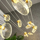 pendente prisma ledz, lustre pendente luxo dourado, pendente cristal bolhas luz, luminaria pendente pequena moderna, pendente cabeceira quarto moderno, iluminação decorativa sofisticada, pendente efeito luz estrelas, lustre pequeno dourado moderno, pendente para composição teto, luminaria luxo acrilico led, pendente com arandela combinação, iluminação moderna LEDZ