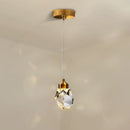 lustre pendente diamante, pendente cristal luxo, luminaria pendente moderna dourada, lustre cristal decorativo, pendente efeito luz parede, iluminação sofisticada ambiente, lustre moderno luxo led, pendente cristal geometrico, luminaria teto elegante moderna, lustre decorativo sala jantar, pendente luxo LEDZ, iluminação efeito prisma cristal