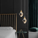 lustre pendente diamante, pendente cristal luxo, luminaria pendente moderna dourada, lustre cristal decorativo, pendente efeito luz parede, iluminação sofisticada ambiente, lustre moderno luxo led, pendente cristal geometrico, luminaria teto elegante moderna, lustre decorativo sala jantar, pendente luxo LEDZ, iluminação efeito prisma cristal
