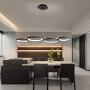 lustre pendente moderno, pendente orgânico, lustre orgânico moderno, pendente linear moderno, lustre linear para mesa de jantar, pendente para mesa de jantar, lustre minimalista, pendente minimalista, lustre dourado moderno, lustre preto moderno, lustre prata cromado, pendente dourado premium, lustre para sala de jantar moderna, iluminação para mesa de jantar, pendente para bancada gourmet, lustre LED moderno, lustre contemporâneo, pendente decorativo moderno, lustre de anéis LED, pendente com anéis ilumina
