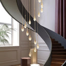lustre para pé direito duplo, pendente para pé direito duplo, lustre pingo, pendente pingo, lustre de luxo, lustre moderno para escada, lustre para escadaria, lustre para hall de entrada, lustre para sala com pé direito duplo, pendente para escada, lustre cascata, pendente cascata, lustre dourado moderno, lustre preto moderno, lustre LED moderno, lustre alto padrão, lustre contemporâneo, lustre decorativo de luxo, iluminação para pé direito duplo, lustre para mezanino, lustre para recepção, lustre para resi