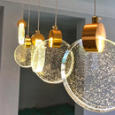 pendente prisma ledz, lustre pendente luxo dourado, pendente cristal bolhas luz, luminaria pendente pequena moderna, pendente cabeceira quarto moderno, iluminação decorativa sofisticada, pendente efeito luz estrelas, lustre pequeno dourado moderno, pendente para composição teto, luminaria luxo acrilico led, pendente com arandela combinação, iluminação moderna LEDZ