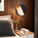 arandela de parede, arandela de parede interna, arandela minimalista, arandela moderna, arandela rotacionável, arandela 360 graus, arandela giratória, arandela circular, arandela meia lua, arandela LED, arandela LED integrada, arandela de parede LED, arandela preta, arandela efeito madeira, arandela amadeirada, arandela decorativa, arandela iluminação indireta, arandela para quarto, arandela para cabeceira, arandela para sala, arandela para corredor, arandela para hall de entrada, arandela para sala de esta