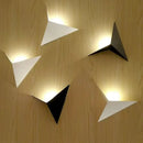 arandela moderna, arandela minimalista, arandela triangular, arandela geométrica, arandela de parede moderna, arandela LED, arandela LED integrada, arandela decorativa, arandela para sala, arandela para quarto, arandela para corredor, arandela para hall de entrada, arandela para painel de TV, arandela para cabeceira de cama, arandela preta, arandela branca, arandela dourada, arandela contemporânea, arandela estilo nórdico, arandela escandinava, iluminação de parede, iluminação decorativa, luminária de pared
