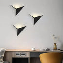 arandela moderna, arandela minimalista, arandela triangular, arandela geométrica, arandela de parede moderna, arandela LED, arandela LED integrada, arandela decorativa, arandela para sala, arandela para quarto, arandela para corredor, arandela para hall de entrada, arandela para painel de TV, arandela para cabeceira de cama, arandela preta, arandela branca, arandela dourada, arandela contemporânea, arandela estilo nórdico, arandela escandinava, iluminação de parede, iluminação decorativa, luminária de pared