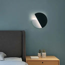 arandela de parede, arandela de parede interna, arandela minimalista, arandela moderna, arandela rotacionável, arandela 360 graus, arandela giratória, arandela circular, arandela meia lua, arandela LED, arandela LED integrada, arandela de parede LED, arandela preta, arandela efeito madeira, arandela amadeirada, arandela decorativa, arandela iluminação indireta, arandela para quarto, arandela para cabeceira, arandela para sala, arandela para corredor, arandela para hall de entrada, arandela para sala de esta