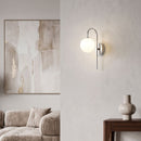 arandela, arandela de parede, arandela interna, arandela para ambiente interno, arandela moderna, arandela minimalista, arandela contemporânea, arandela clássica moderna, arandela clássico contemporânea, arandela elegante, arandela sofisticada, arandela de luxo, arandela prata, arandela prata cromado, arandela cromada, arandela cromado, arandela prata moderna, arandela cromada moderna, arandela metal cromado, arandela acabamento cromado, arandela espelhada, arandela com globo, arandela globo, arandela globo