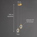 lustre pendente diamante, pendente cristal luxo, luminaria pendente moderna dourada, lustre cristal decorativo, pendente efeito luz parede, iluminação sofisticada ambiente, lustre moderno luxo led, pendente cristal geometrico, luminaria teto elegante moderna, lustre decorativo sala jantar, pendente luxo LEDZ, iluminação efeito prisma cristal